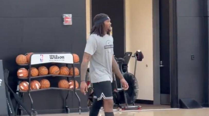 关于斯图加特发布备战花絮；今夜完成体检；CBA常规赛任务艰巨；轮换策略成焦点的信息