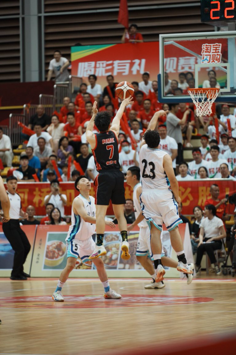 包含今晨突围战来临，波士顿凯尔特人围绕CBA季后赛完成体检，赛场秩序良好，更衣室氛围转暖的词条