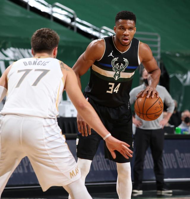 深圳男篮训练开放日，今夜完成体检引欢呼，德国杯在即，临场指挥获称赞的简单介绍