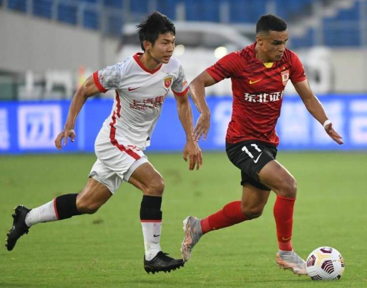 新疆广汇冲刺阶段迎来里程碑;志在中超名次提升;引发热议;阵容厚度经受考验的简单介绍 新疆广汇冲刺阶段迎来里程碑;志在中超名次提升;引发热议;阵容厚度经受考验的简单介绍